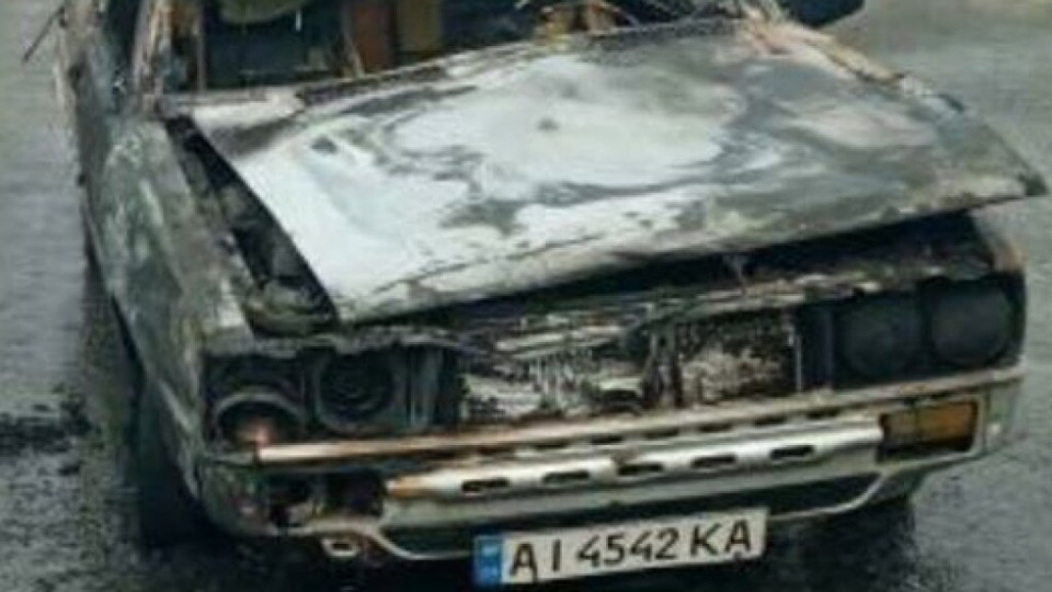 В Киеве дотла сгорел автомобиль, видео