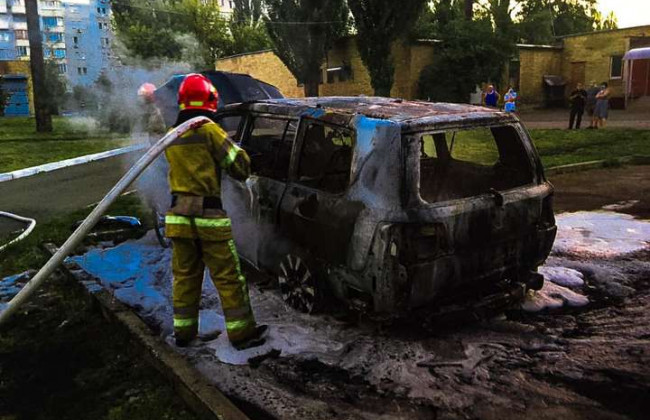 У Києві біля лікарні горів автомобіль Toyota