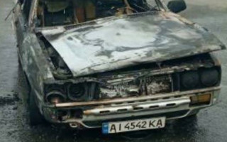 В Киеве дотла сгорел автомобиль, видео