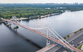 В Киеве по пешеходному мосту проехался очередной лихач, видео