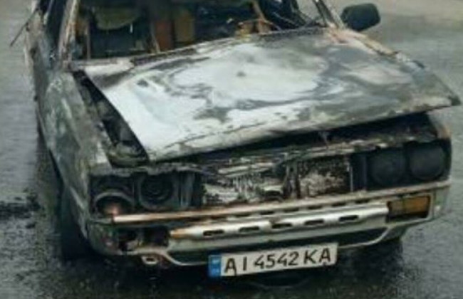 В Киеве дотла сгорел автомобиль, видео