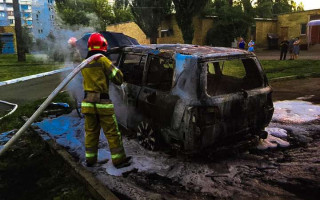 У Києві біля лікарні горів автомобіль Toyota