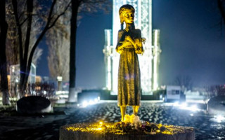 Зухвалі столичні вандали намагалися зруйнувати скульптуру біля музею Голодомору