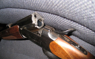 Коп з Черкас намагався нелегально торгувати зброєю