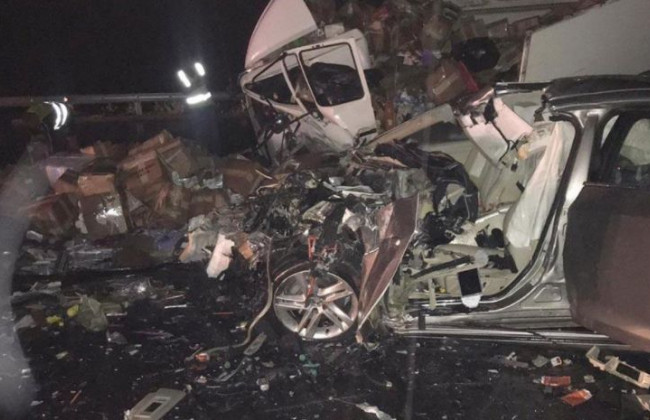 Погибли дети: под Полтавой столкнулись грузовик и легковушка, фото