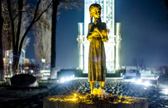 Зухвалі столичні вандали намагалися зруйнувати скульптуру біля музею Голодомору