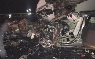 Погибли дети: под Полтавой столкнулись грузовик и легковушка, фото