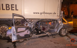 В Днепре легковушка влетела под фуру: тела двоих людей вырезали спасатели, фото, видео