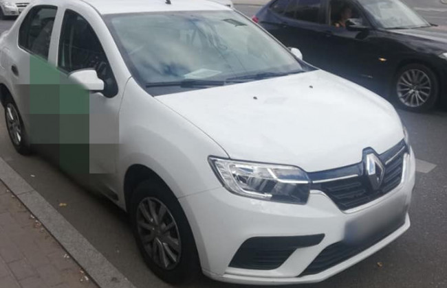 В Киеве таксист принял наркотики на глазах у прохожих и поехал на вызов: фото