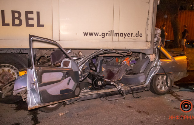 В Днепре легковушка влетела под фуру: тела двоих людей вырезали спасатели, фото, видео