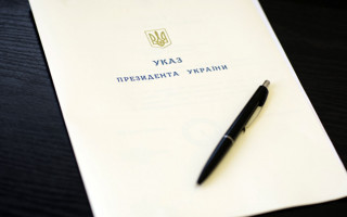 Президент України присвоїв нові звання 15 посадовцям