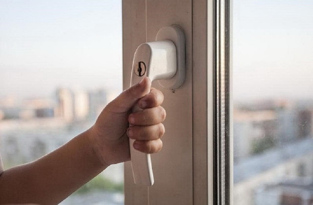 Отец вышел  на 15 минут: в Киеве трагически погиб ребенок