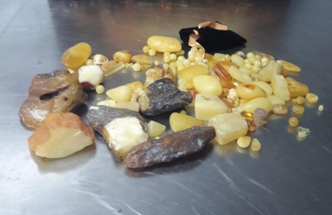 Під Києвом затримали іноземця з рідкісним бурштином