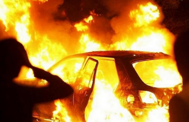 В Киеве прямо во дворе вспыхнул автомобиль