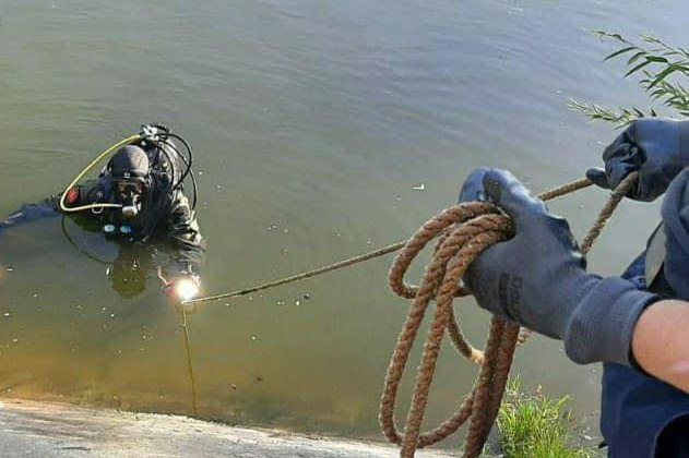 В Киеве из водоема на Троещине достали тело ребенка