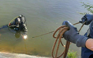 В Киеве из водоема на Троещине достали тело ребенка