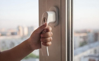 Отец вышел  на 15 минут: в Киеве трагически погиб ребенок