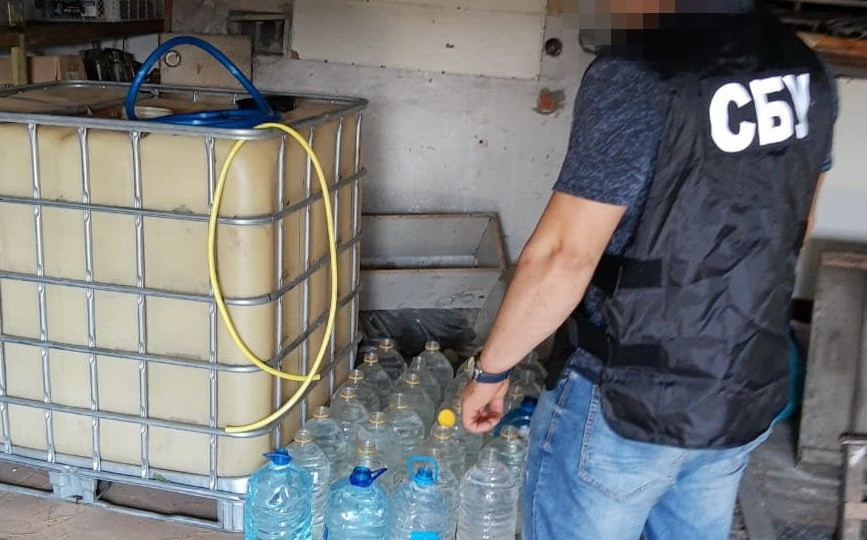 На Луганщині СБУ викрила підпільних виробників контрафактної горілки на мільйони гривень