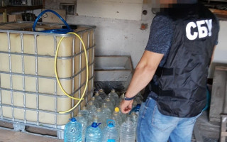 На Луганщині СБУ викрила підпільних виробників контрафактної горілки на мільйони гривень