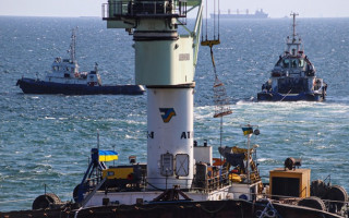 В Одессе в очередной раз пытаются поднять танкер Delfi: фото