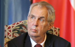 Смотрел новости, а затем упал и сломал руку: госпитализировали президента Чехии