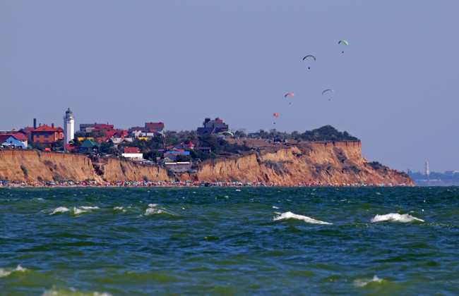 Карантин продлевают, а люди отдыхают: под Одессой туристы массово нарушают карантин, фото