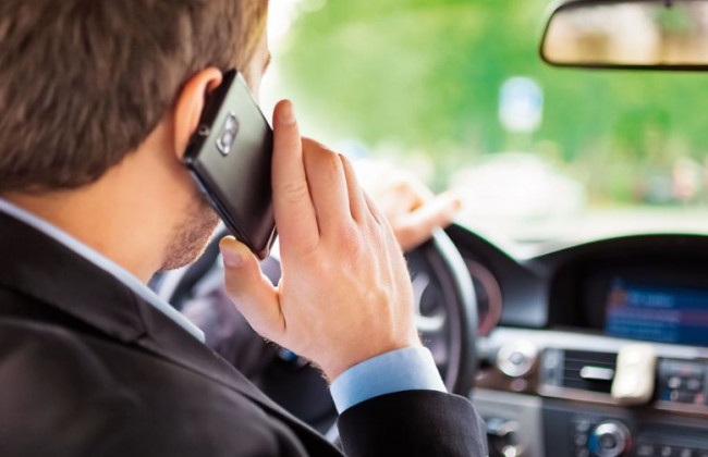 Разговор по телефону за рулем автомобиля: какой штраф ждет водителей