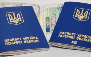 Брав хабарі за виготовлення документів для виїзду за кордон: ДБР затримало посадовця