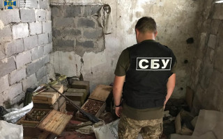На Донеччині СБУ виявила схрон з великою кількістю засобів ураження та зброї