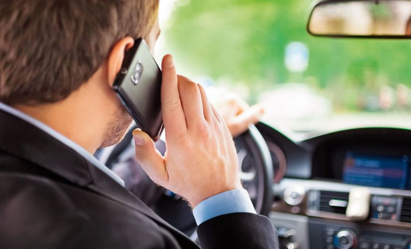 Разговор по телефону за рулем автомобиля: какой штраф ждет водителей