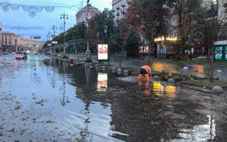 В Киеве многоэтажку затопило после дождя, видео
