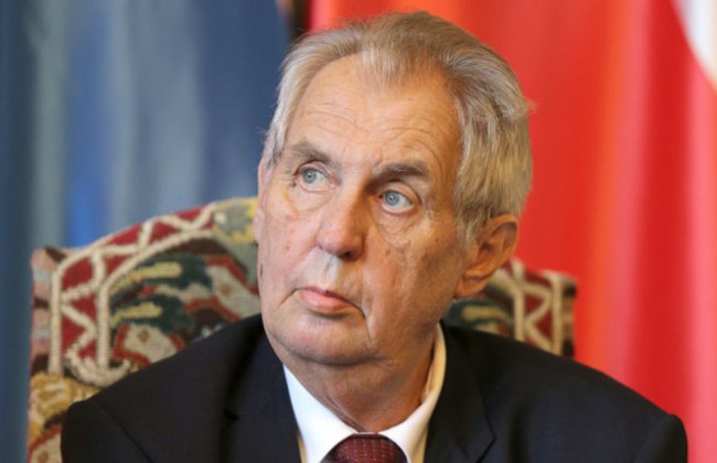 Смотрел новости, а затем упал и сломал руку: госпитализировали президента Чехии