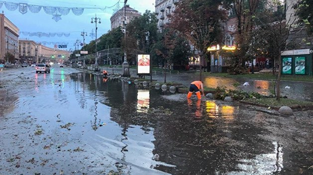 В Киеве многоэтажку затопило после дождя, видео