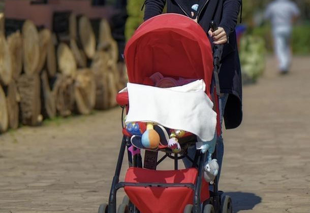 В спальном районе Киева неизвестный напал на женщину с ребенком