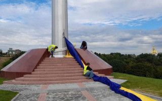 В Киеве порвался самый большой в Украине флаг: фото