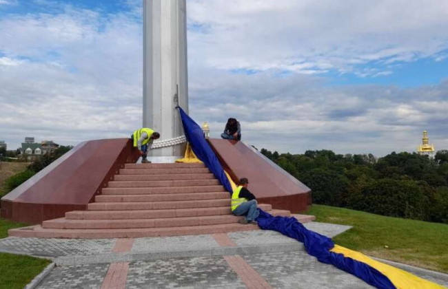 В Киеве порвался самый большой в Украине флаг: фото