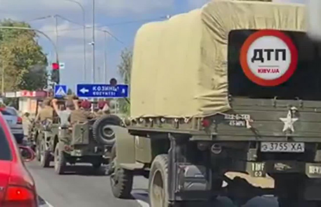 Під Києвом помітили колону раритетних авто армії США