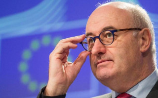 Коронавірусний скандал: комісар ЄС пішов у відставку