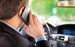 Разговор по телефону за рулем автомобиля: какой штраф ждет водителей
