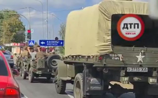 Під Києвом помітили колону раритетних авто армії США