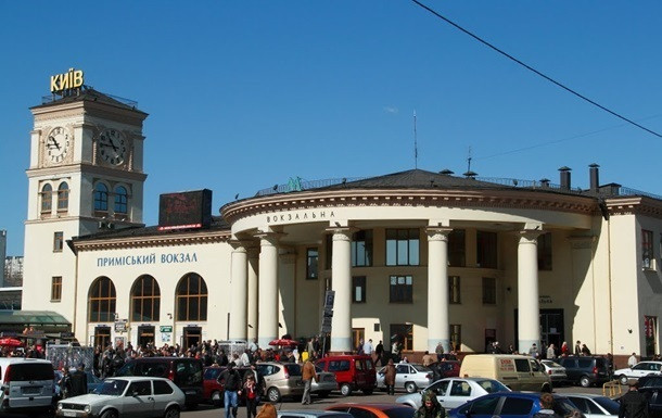 В Киеве возле станции метро образовалась огромная очередь, фото