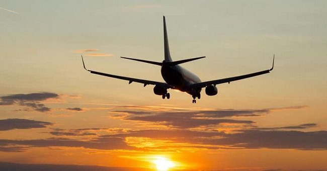 Польща продовжила дозвіл на польоти з України