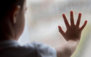 Под Киевом дети едва не выпали из окна: копы вовремя успели