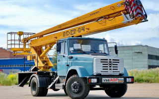 В Киеве автовышка провалилась под землю: фото