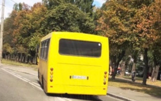 В Киеве на ходу «развалился» автобус, фото