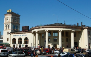 В Киеве возле станции метро образовалась огромная очередь, фото