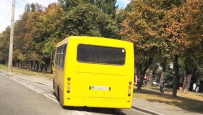 В Киеве на ходу «развалился» автобус, фото