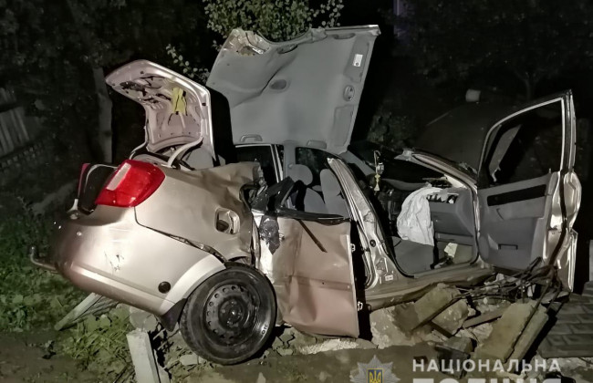 У Київській області авто з підлітками розбилося вщент об бетонний паркан, фото