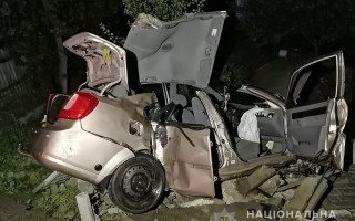 У Київській області авто з підлітками розбилося вщент об бетонний паркан, фото