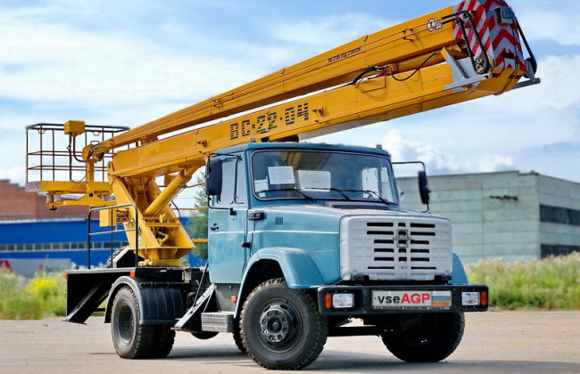 В Киеве автовышка провалилась под землю: фото
